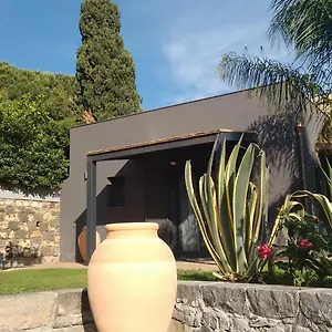 Bed & Breakfast Avocado Beyond, Giardini-Naxos